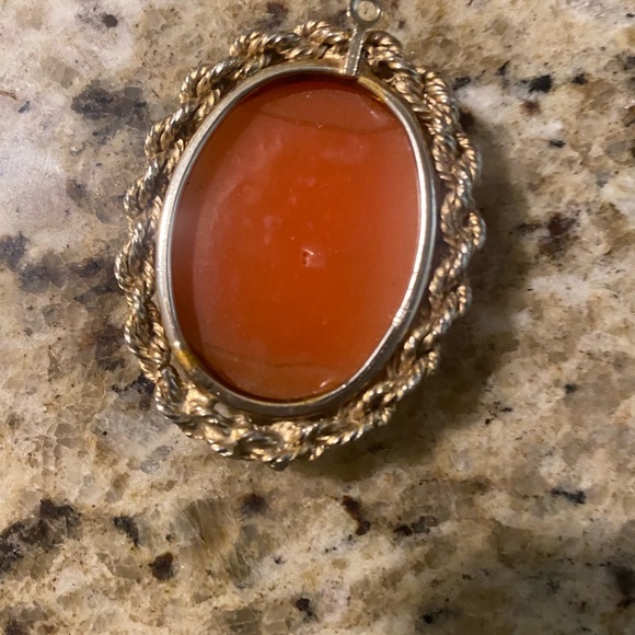 VINTAGE LARGE CAMEO PENDANT 2 x 2 inches. - Picture 2 of 4